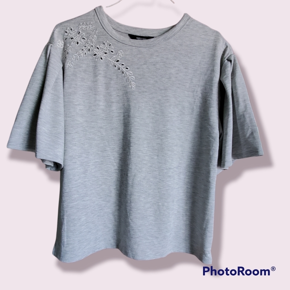 𝅺Vera Wang Blouse Gray with Embroidery Designs Size Small